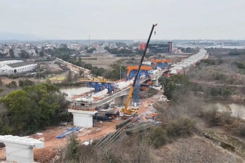 金華鐵路樞紐3標 跨清塘水庫特大橋連續(xù)梁全線合龍